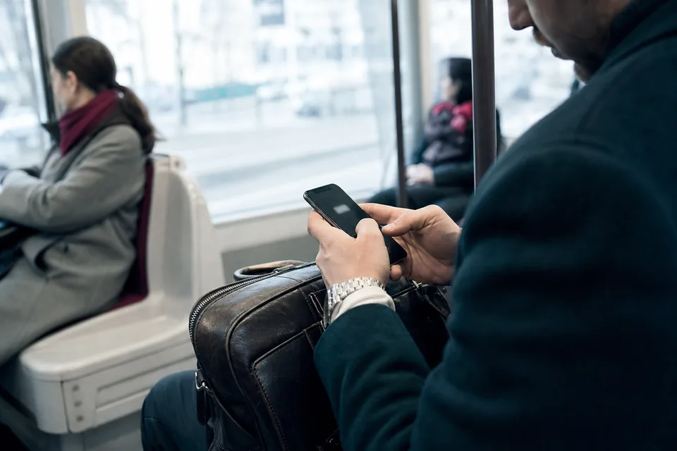 Partner funduszu czyta na telefonie alert o podwyższeniu kapitału spółki